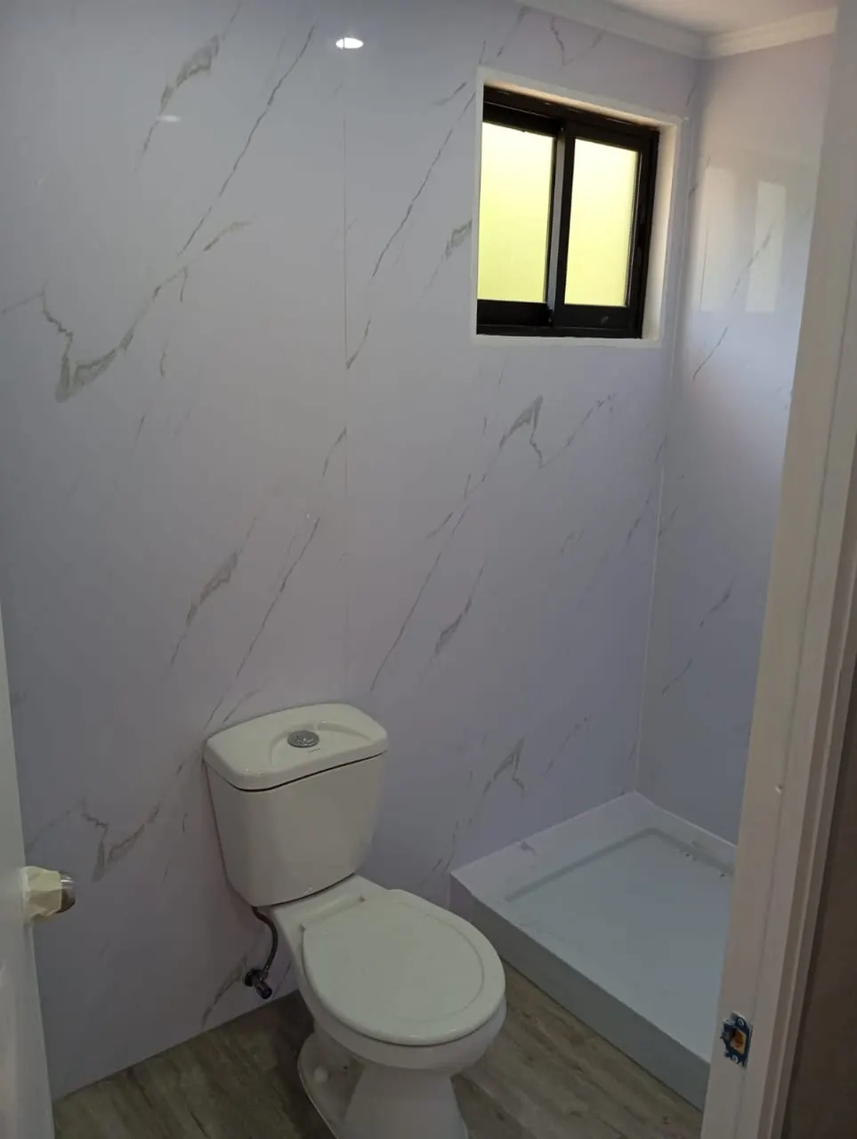 Baño terminado con revestimiento PVC símil mármol