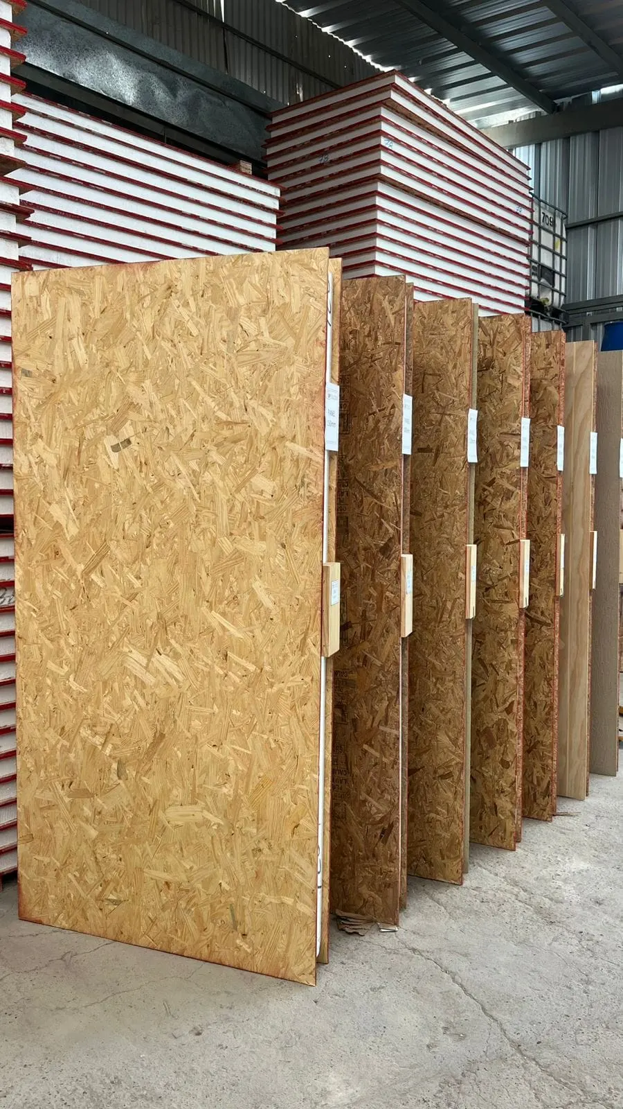 Bodega con stock de paneles SIP y OSB