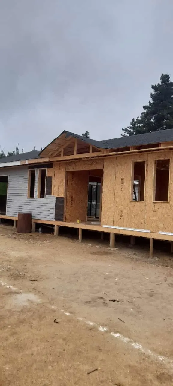 Vivienda en obra con paneles SIP y revestimiento en proceso