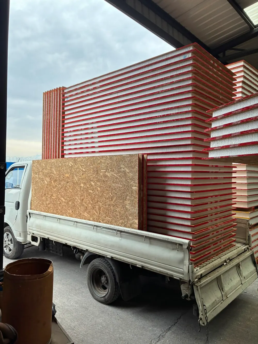 Camión cargado para despacho de materiales a obra