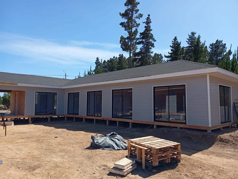Vivienda terminada con Metal Siding en fachada