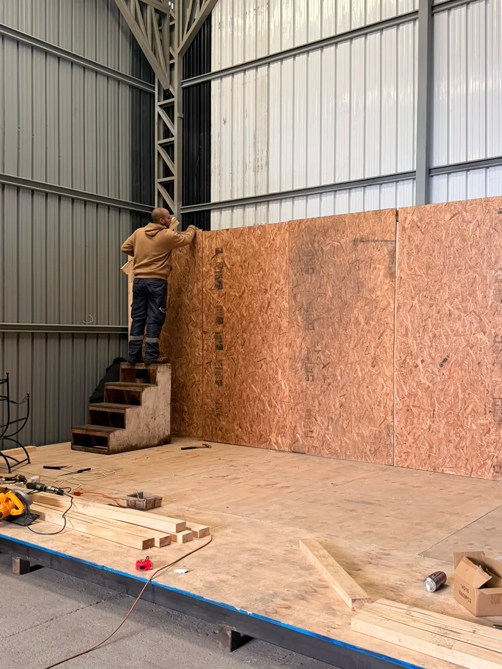 Instalación de panel SIP en muro, obra en terreno