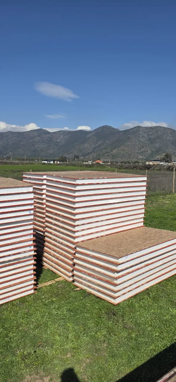 Paneles SIP apilados en terreno, listos para instalar